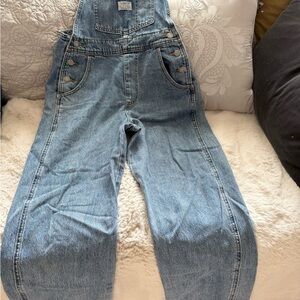 Levi’s Premium  Full Lengthh Overalls XS w 27” inseam. Light wash 100% cotton.